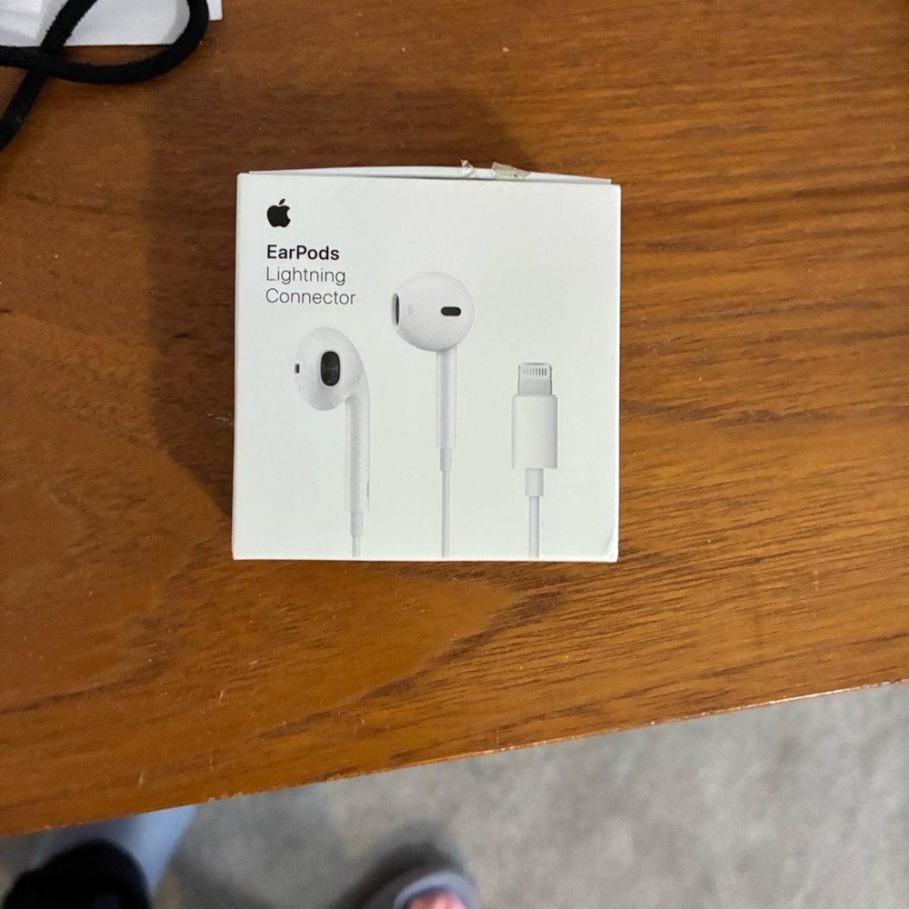 Apple EarPods with Lightning Connector - White NWT